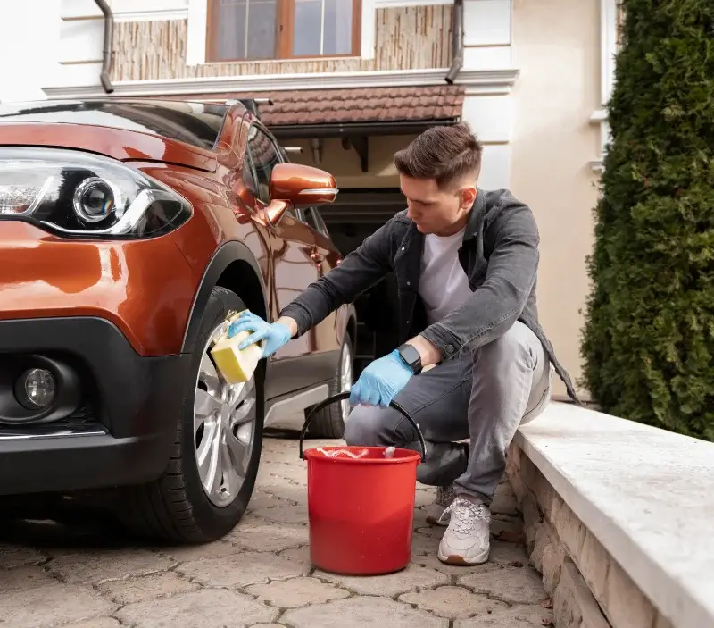 Lavage auto à domicile Saint-Martin-du-Tertre : professionnel intervenant sur un véhicule